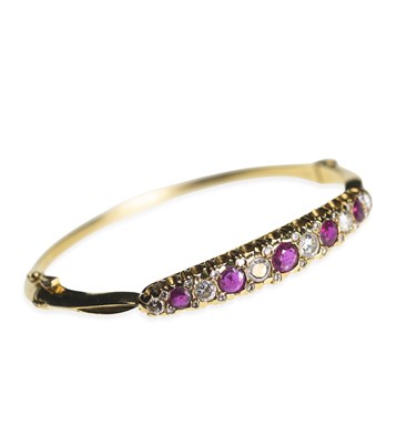 Lot 757 - A RUBY AND DIAMOND HINGE-OPENING BANGLE