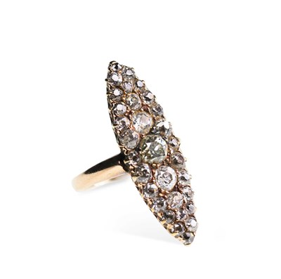 Lot 743 - A DIAMOND NAVETTE RING