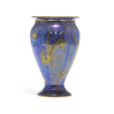 Lot 117 - A WEDGWOOD LUSTRE HUMMINGBIRDS VASE