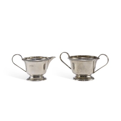 Lot 347 - A GEORGE VI SILVER CREAM JUG AND SUGAR BOWL