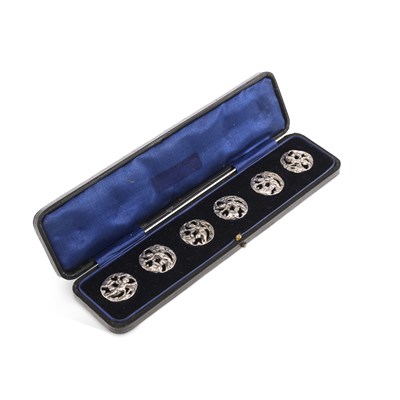 Lot 346 - AN EDWARDIAN CASE SET OF SIX SILVER BUTTONS