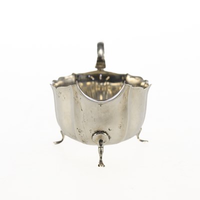 Lot 348 - A GEORGE V SILVER SAUCE BOAT