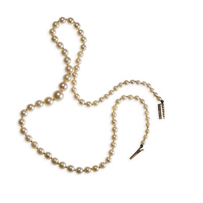 Lot 761 - A GRADUATED CULTURED PEARL NECKLACE WITH A DIAMOND CLASP