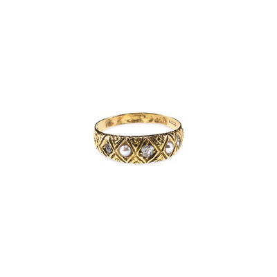 Lot 739 - A VICTORIAN OLD-CUT DIAMOND AND SPLIT PEARL RING