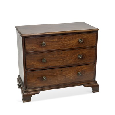 Lot 1088 - A GEORGE III MAHOGANY CHEST OF DRAWERS
