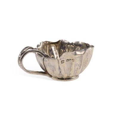 Lot 333 - AN EDWARDIAN ART NOUVEAU SILVER JUG