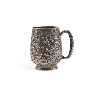 Lot 226 - A CHINESE EXPORT SILVER MUG