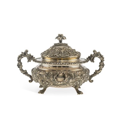 Lot 391 - A WILLIAM IV SILVER COVERED TUREEN