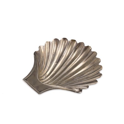 Lot 416 - A GEORGE III SILVER BUTTER SHELL