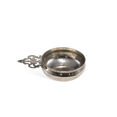 Lot 447 - A WILLIAM III SILVER PORRINGER OR BLEEDING BOWL