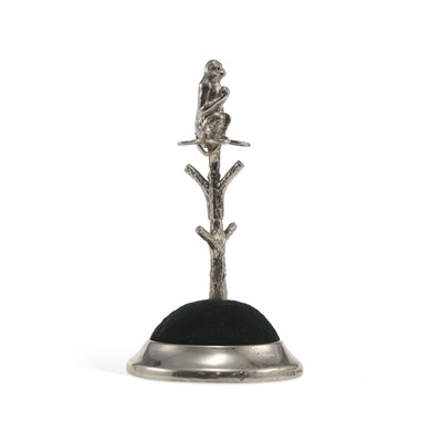 Lot 299 - A RARE EDWARDIAN NOVELTY SILVER RING TREE AND HATPIN CUSHION