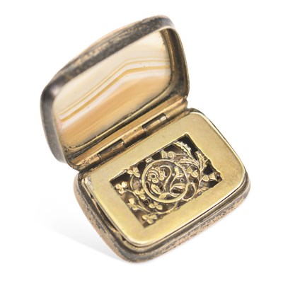 Lot 428 - A GEORGE III SILVER AND AGATE-SET VINAIGRETTE
