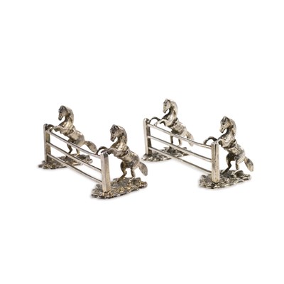 Lot 276 - A PAIR OF ELIZABETH II NOVELTY SILVER EQUESTRIAN THEME KNIFE RESTS