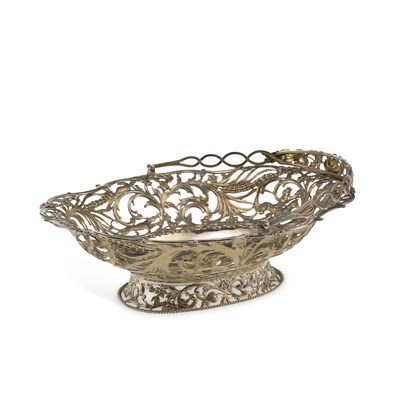 Lot 336 - A LARGE GEORGE V SILVER BASKET