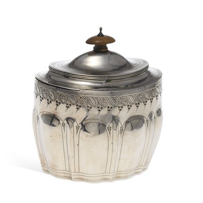 Lot 423 - A GEORGE III SILVER TEA CADDY