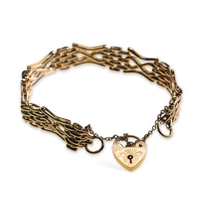 Lot 717 - A 9 CARAT GOLD GATE LINK BRACELET WITH HEART PADLOCK CLASP