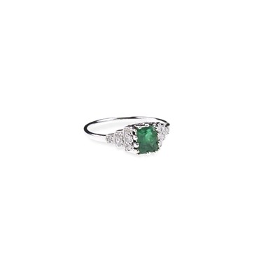 Lot 776 - AN EMERALD AND DIAMOND RING
