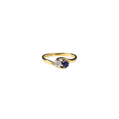 Lot 651 - AN 18 CARAT GOLD SAPPHIRE AND DIAMOND TOI ET MOI RING