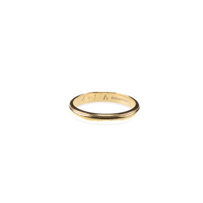 Lot 662 - AN 18 CARAT GOLD BAND RING