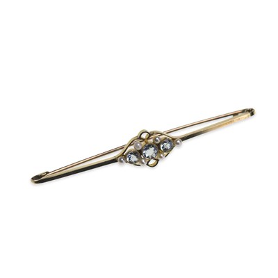Lot 769 - AN AQUAMARINE AND SEED PEARL BAR BROOCH