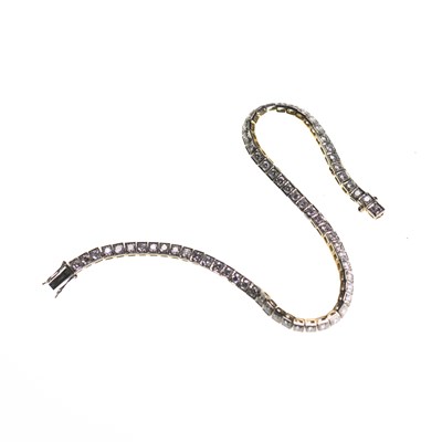 Lot 655 - A DIAMOND TENNIS BRACELET
