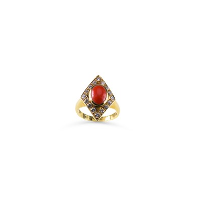 Lot 625 - AN 18 CARAT GOLD CORAL AND DIAMOND CLUSTER RING