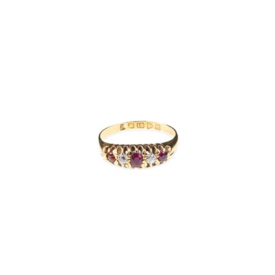 Lot 765 - AN 18 CARAT GOLD GARNET AND DIAMOND RING