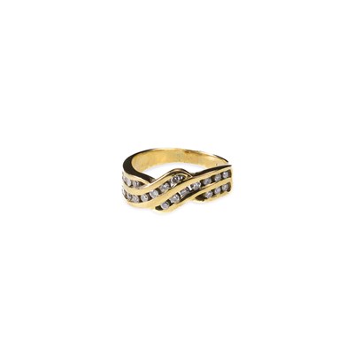 Lot 627 - A 9 CARAT GOLD DIAMOND RING