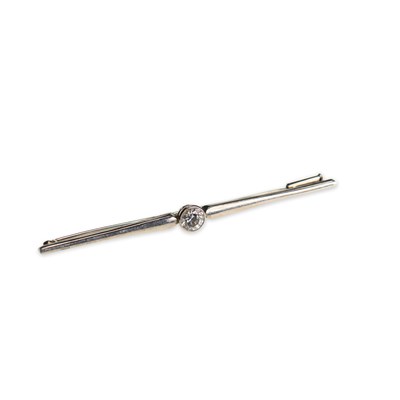 Lot 759 - A SOLITAIRE DIAMOND BAR BROOCH