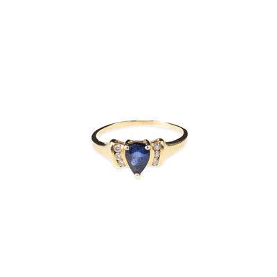 Lot 671 - AN 18 CARAT GOLD SAPPHIRE AND DIAMOND RING