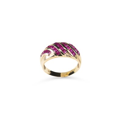 Lot 601 - A 9 CARAT GOLD RUBY RING