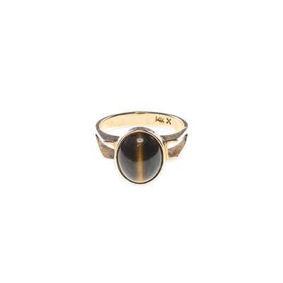 Lot 647 - A TIGER'S EYE RING
