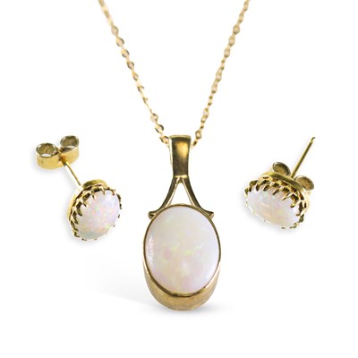 Lot 617 - A 9 CARAT GOLD OPAL PENDANT NECKLACE AND A PAIR OF EARRINGS