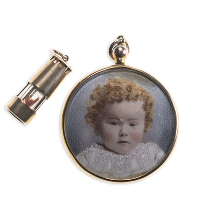 Lot 767 - A 9 CARAT GOLD PHOTOGRAPHIC LOCKET PENDANT AND A 9 CARAT GOLD MINER'S LAMP CHARM