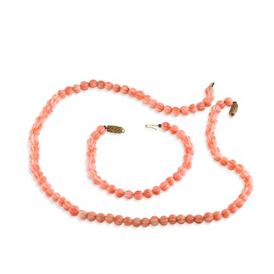 Lot 697 - A PINK CORAL BEAD NECKLACE AND BRACELET SET