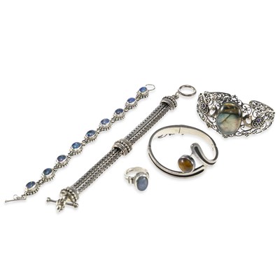 Lot 615 - A GROUP OF SILVER JEWELLERY