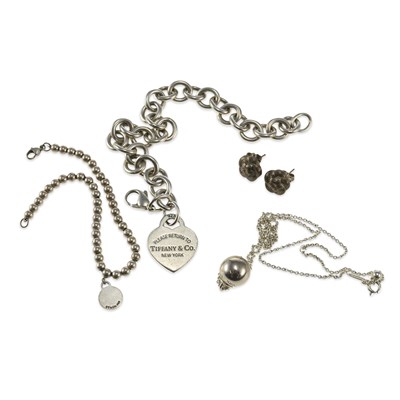 Lot 665 - A GROUP OF TIFFANY & CO SILVER JEWELLERY