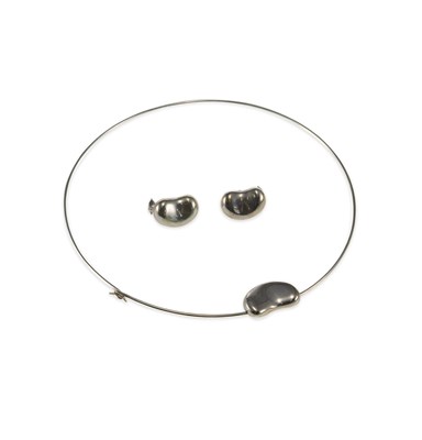 Lot 611 - ELSA PERETTI FOR TIFFANY & CO, A SILVER BEAN CHOKER/ COLLAR NECKLACE AND MATCHING EARRINGS
