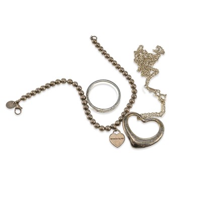 Lot 687 - A GROUP OF TIFFANY & CO SILVER JEWELLERY