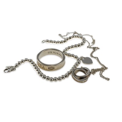 Lot 674 - A GROUP OF TIFFANY & CO SILVER JEWELLERY