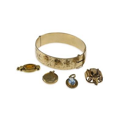 Lot 782 - A GROUP OF ROLLED GOLD JEWELLERY