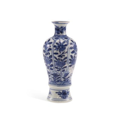 Lot 493 - A CHINESE PORCELAIN VASE