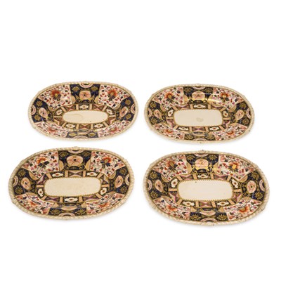 Lot 137 - A SET OF FOUR DERBY DISHES