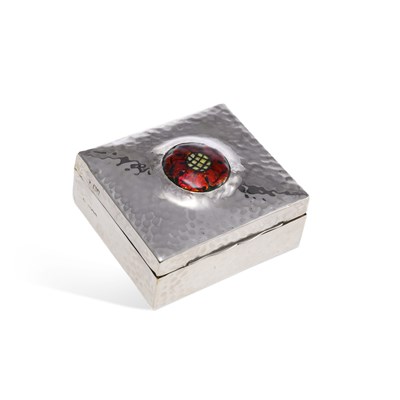 Lot 318 - AN EDWARDIAN ARTS AND CRAFTS SILVER AND ENAMEL CIGARETTE BOX