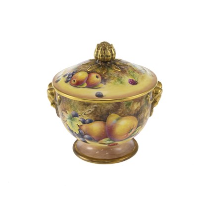 Lot 164 - A ROYAL WORCESTER PORCELAIN FRUIT BOWL AND COVER