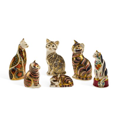 Lot 91 - A GROUP OF ROYAL CROWN DERBY CAT PAPERWEIGHTS