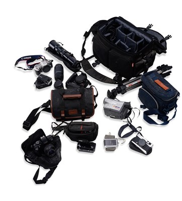 Lot 706 - A COLLECTION OF CAMERAS AND PHOTOGRAPHIC EQUIPMENT