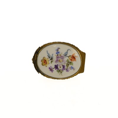 Lot 85 - A FRENCH PORCELAIN BONBONNIÈRE