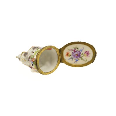 Lot 85 - A FRENCH PORCELAIN BONBONNIÈRE