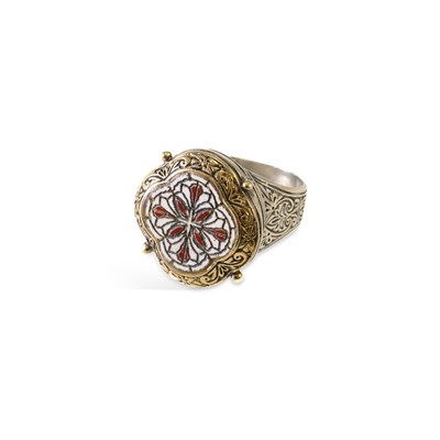 Lot 705 - A SILVER AND GOLD RING